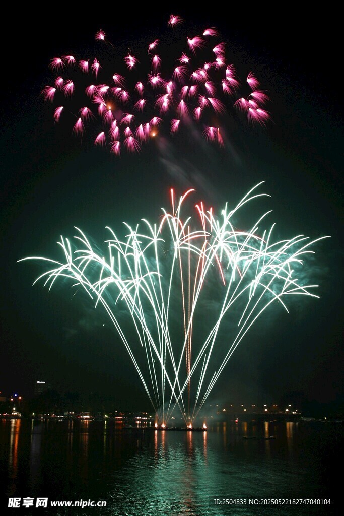 夜空中绚烂绽放的烟花