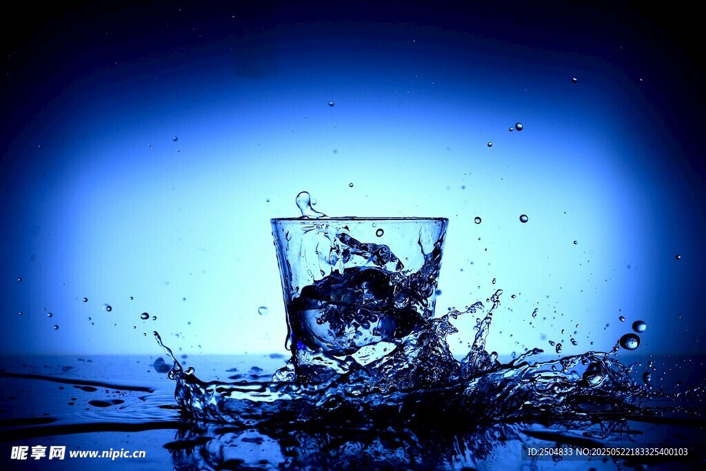水杯溅起蓝色水花瞬间
