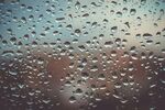 窗上雨滴朦胧景象