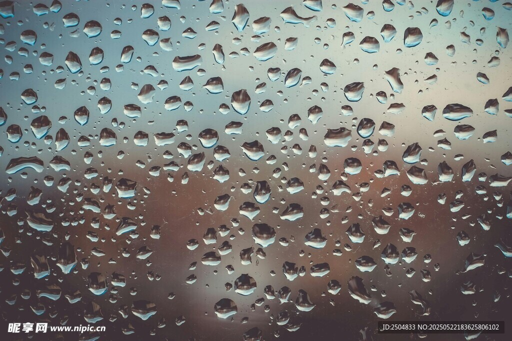 窗上雨滴朦胧景象