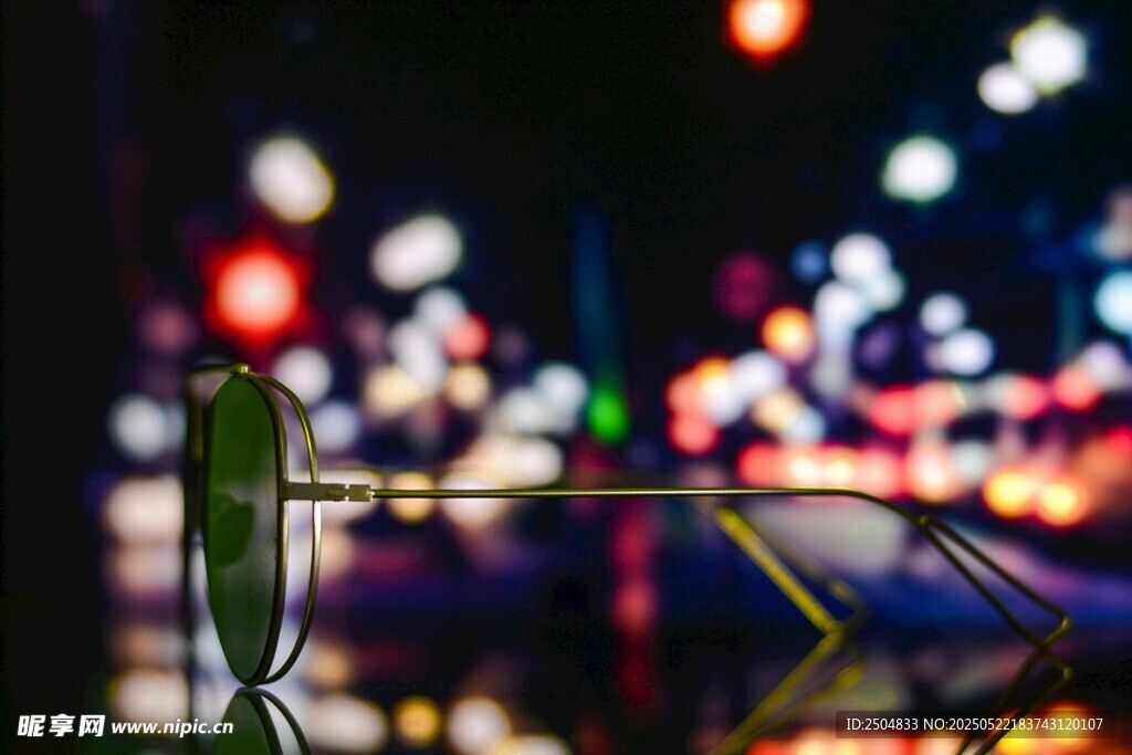 城市夜景中的眼镜特写