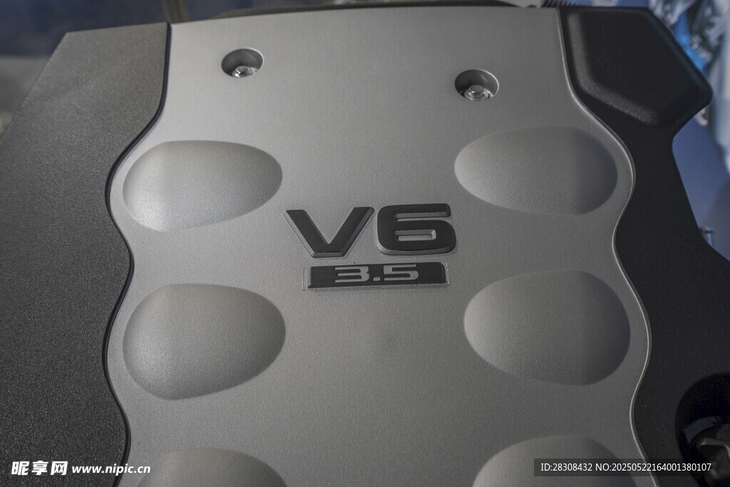 汽车V6发动机标识特写