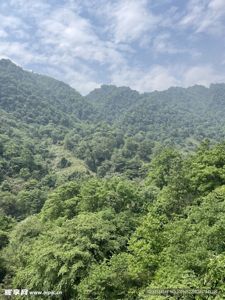 青山绿野间的自然美景