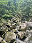 山间溪流与嶙峋怪石