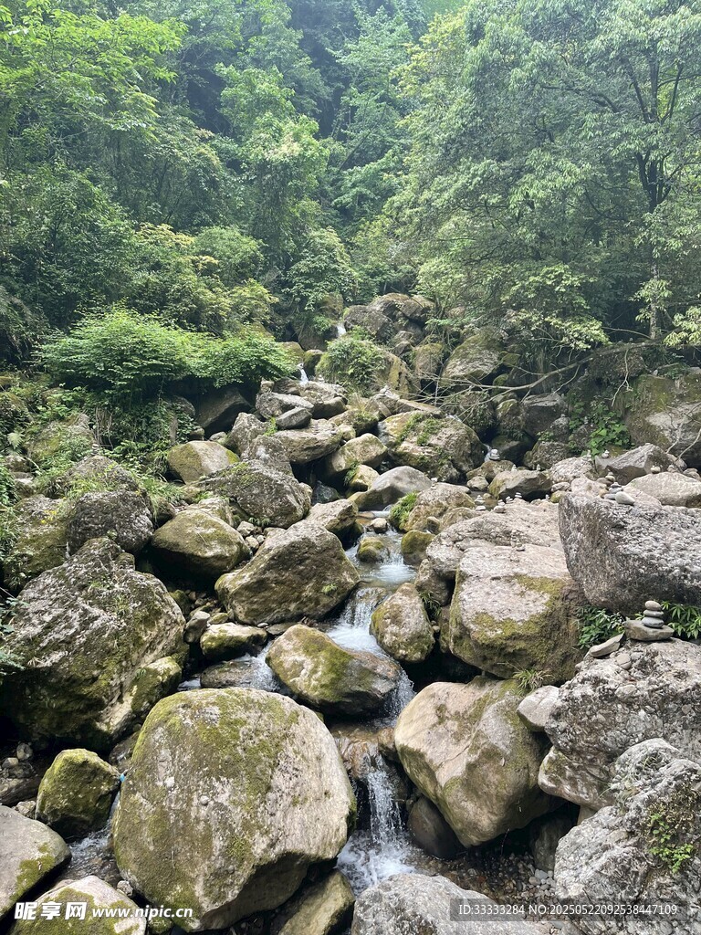 山间溪流与嶙峋怪石