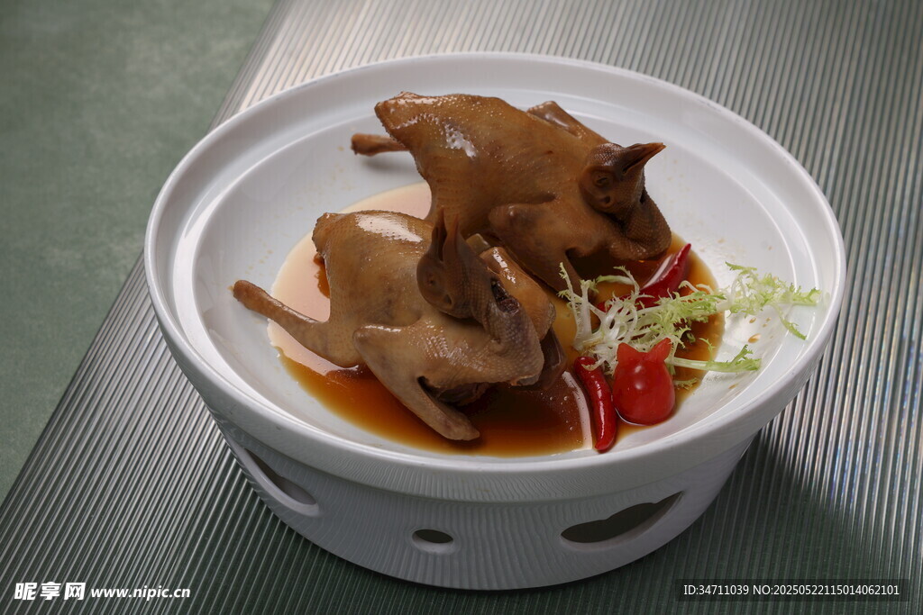 卤味乳鸽摆盘精致