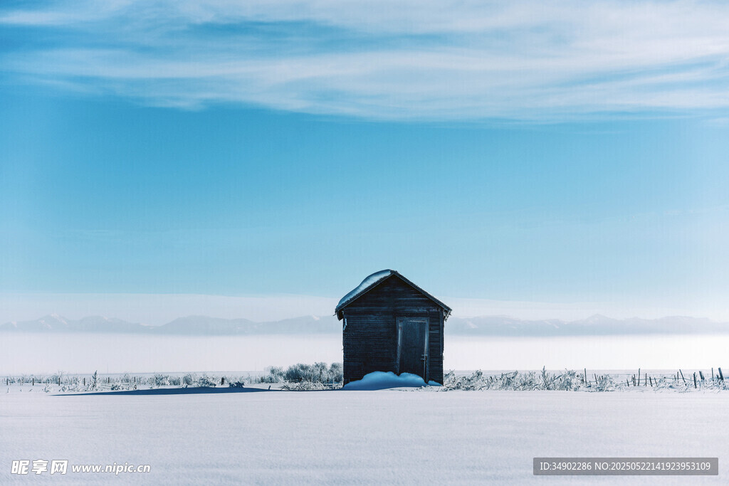 雪地中的孤独小屋
