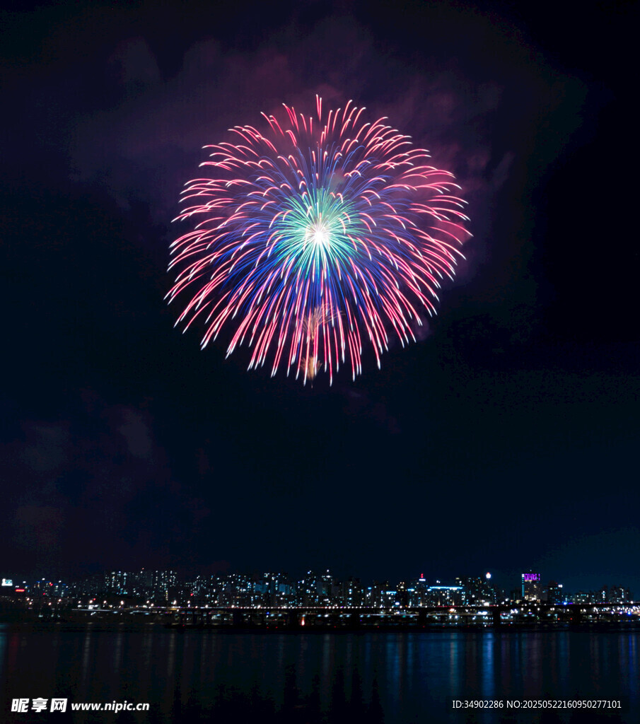 夜空中绚烂绽放的美丽烟花