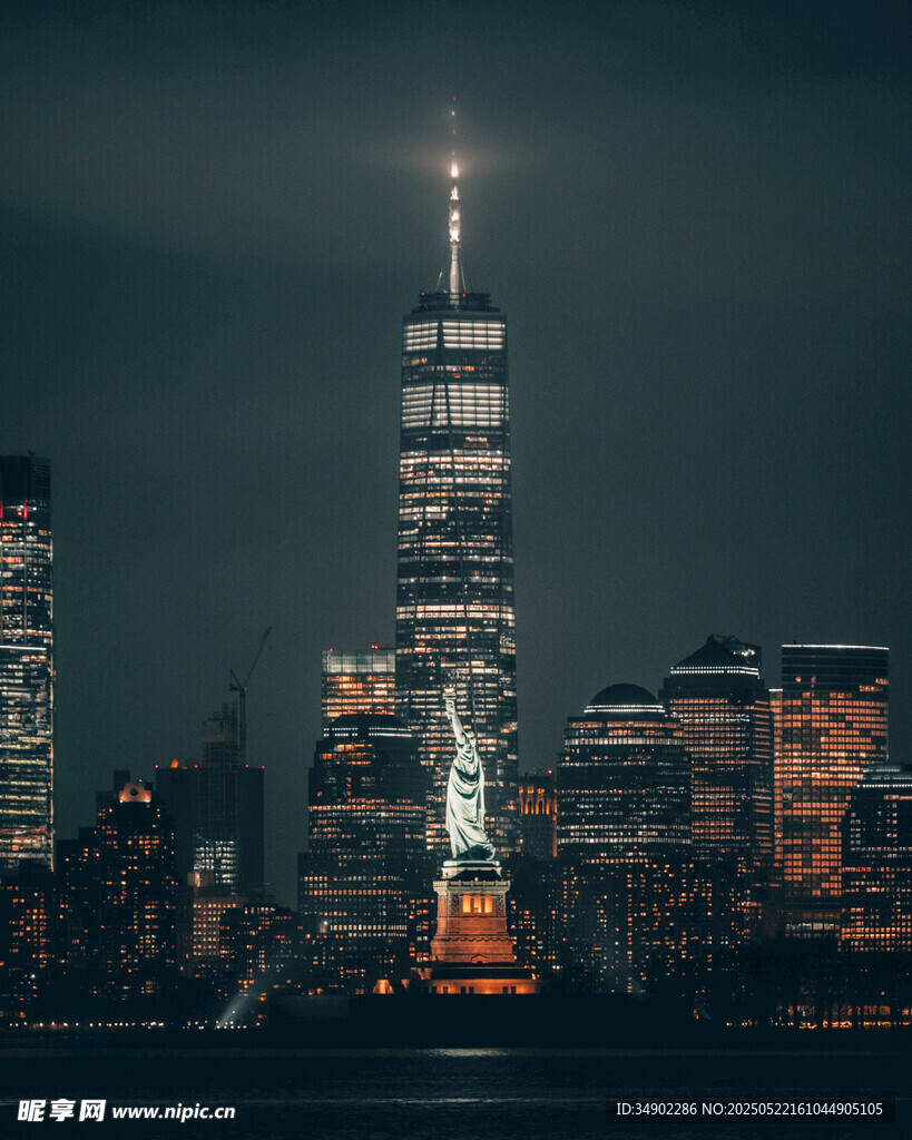 纽约夜景中的世贸中心塔楼