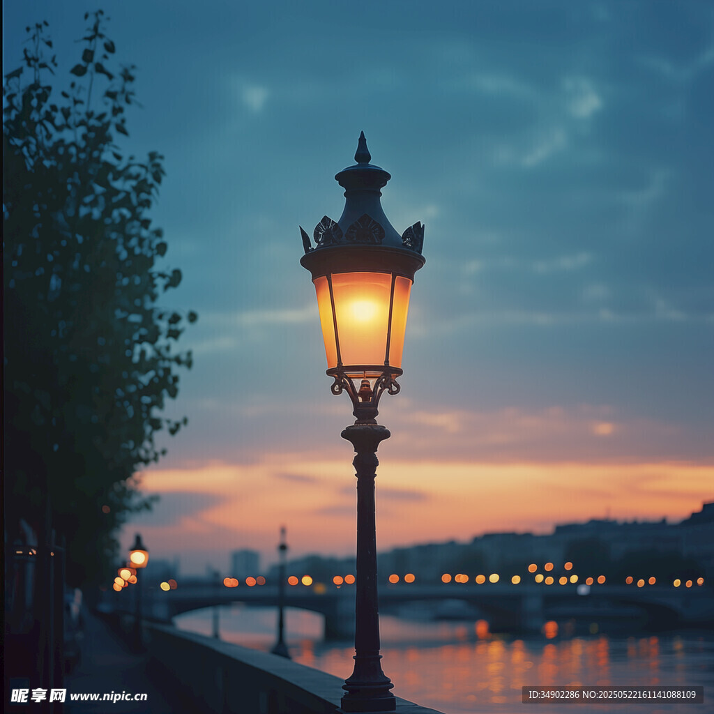 河畔黄昏路灯下的静谧美景