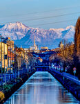 河畔城市与远处雪山美景