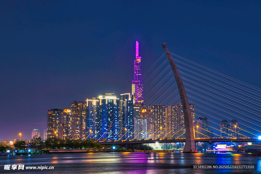 城市夜景中的璀璨桥梁