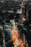 城市夜景中的繁忙交通