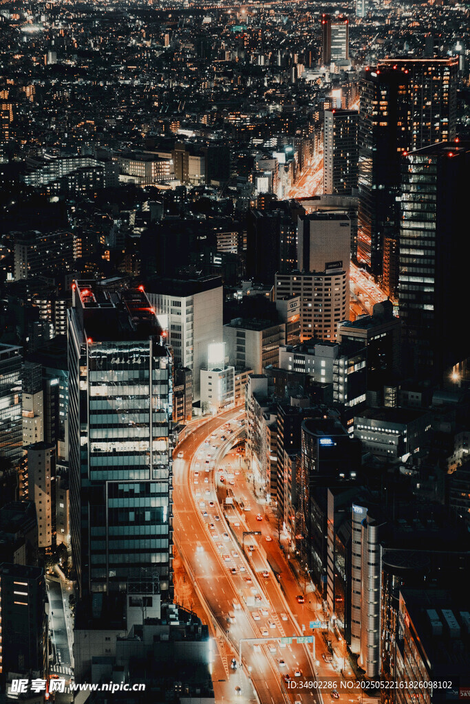 城市夜景中的繁忙交通