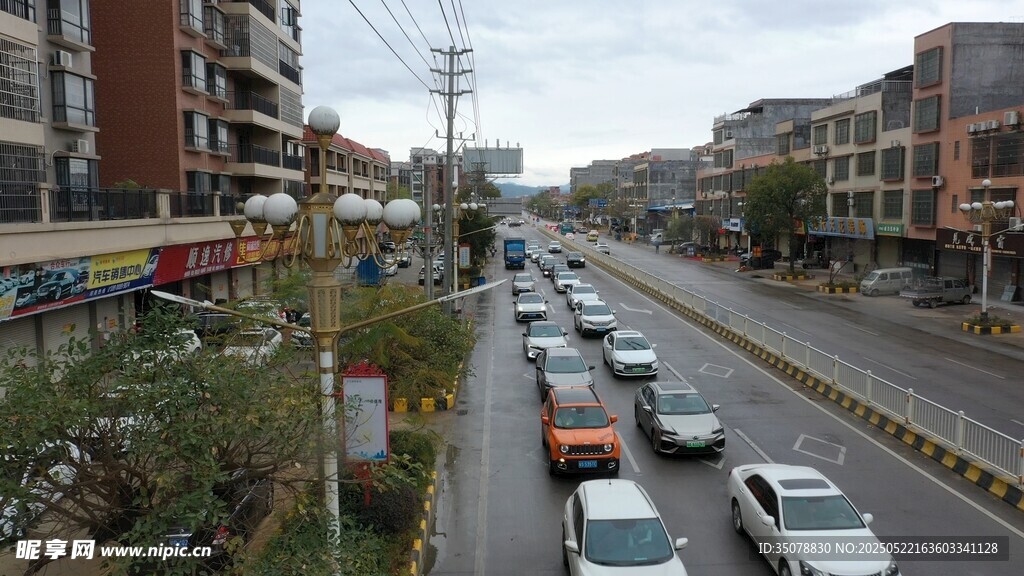英德浛洸道路上的繁忙车流