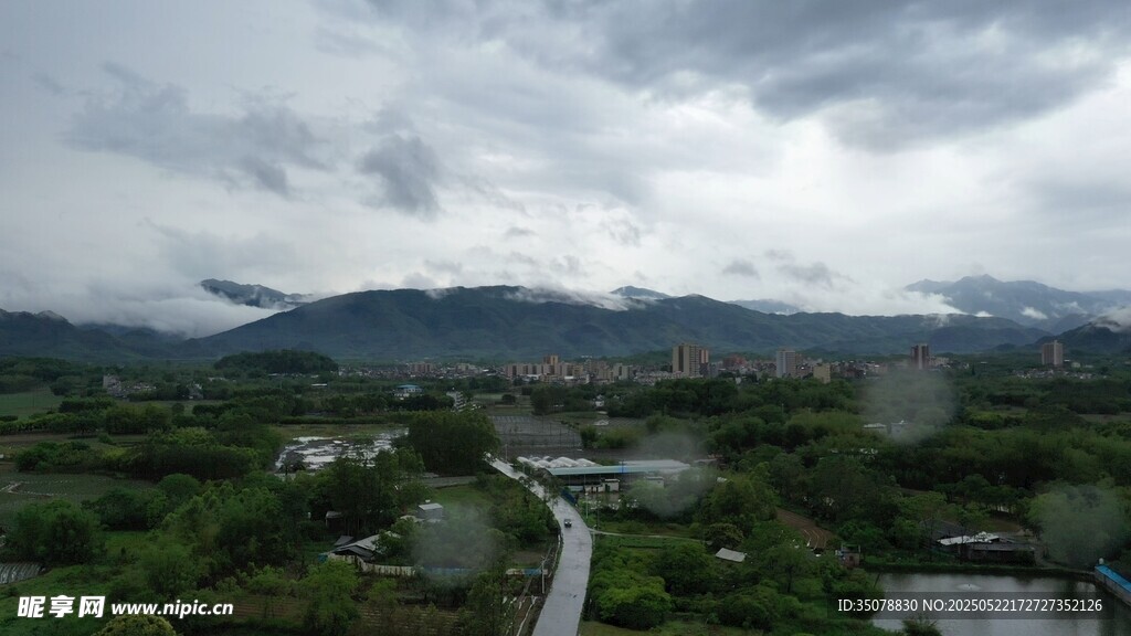 英德大湾山间云雾缭绕的静谧景致