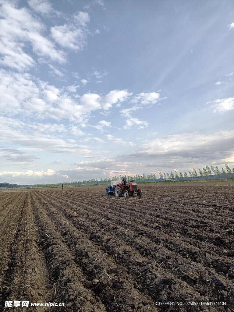 田野上的农机耕作场景