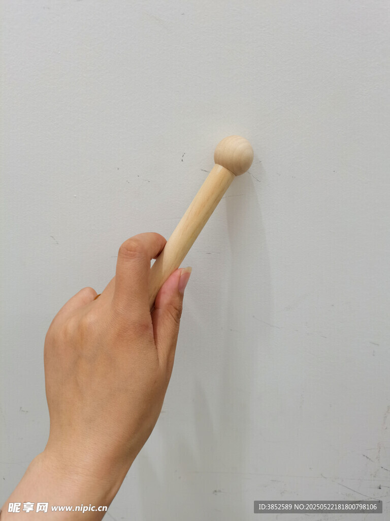手拿木棍 
