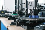 桌上的多台3D打印机设备