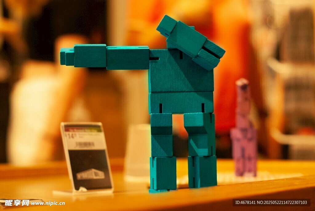 绿色积木人偶展示