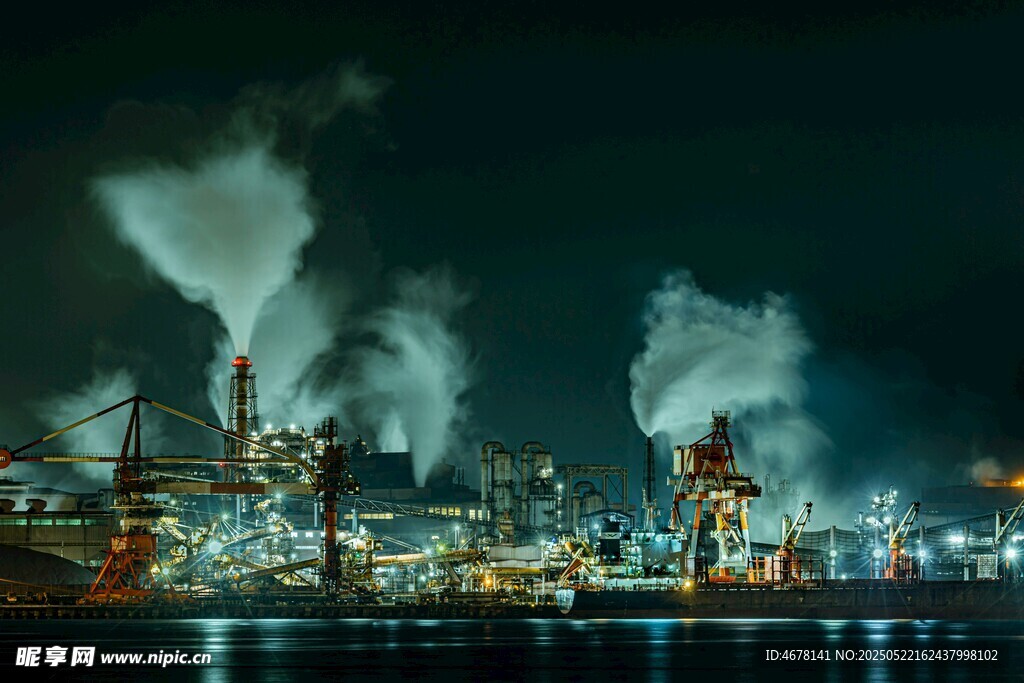 夜晚灯火通明的工业场景