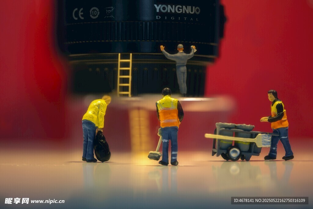 工人忙碌搭建场景