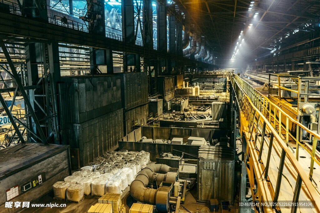 大型工厂内部机械作业场景