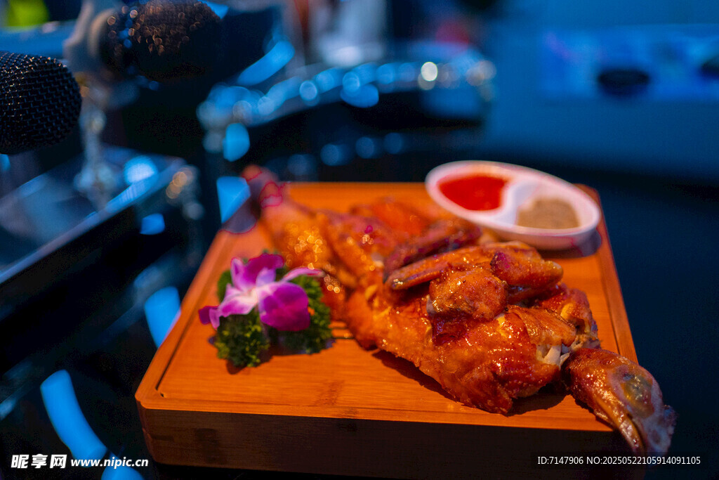 美味烤鸡配精致摆盘