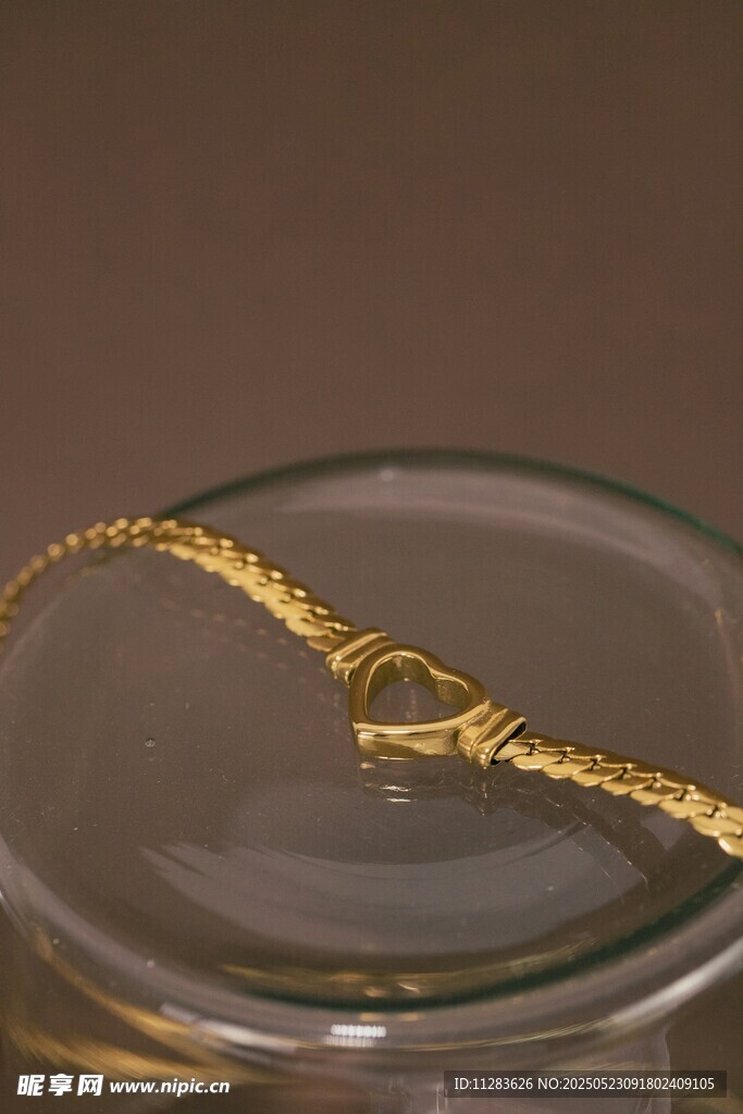 精致金色手链置于透明器皿