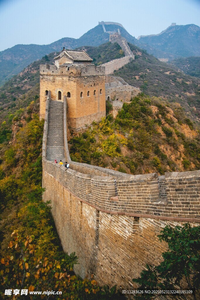 壮丽长城蜿蜒于山峦之间