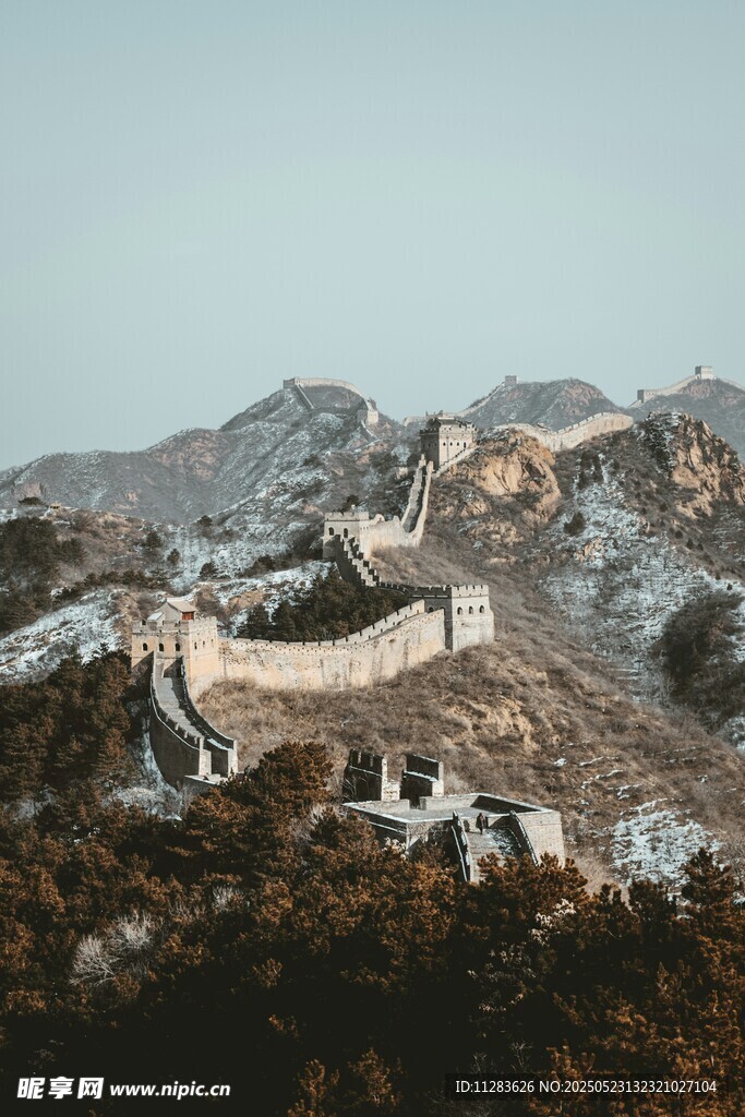 冬日雪覆长城壮丽景观