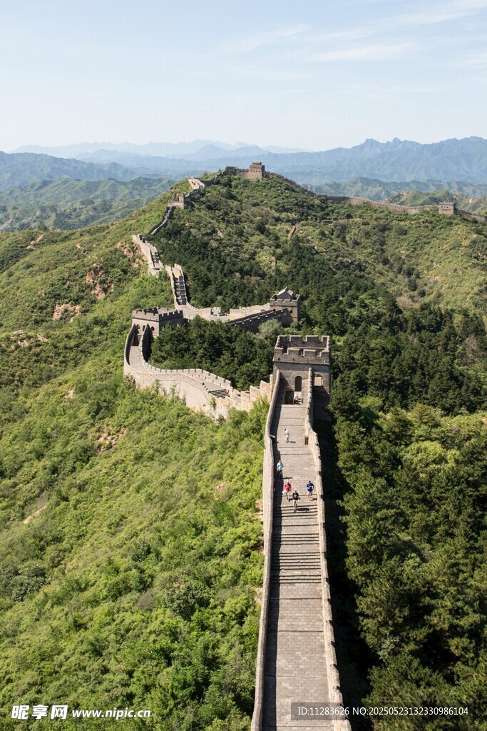 壮丽长城蜿蜒于青山之间