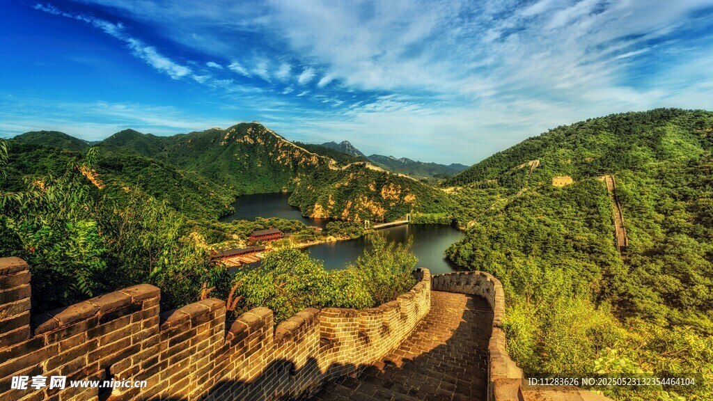 壮丽长城蜿蜒于青山绿水间