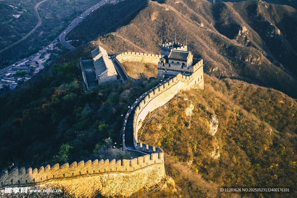 壮丽长城蜿蜒于山峦之间