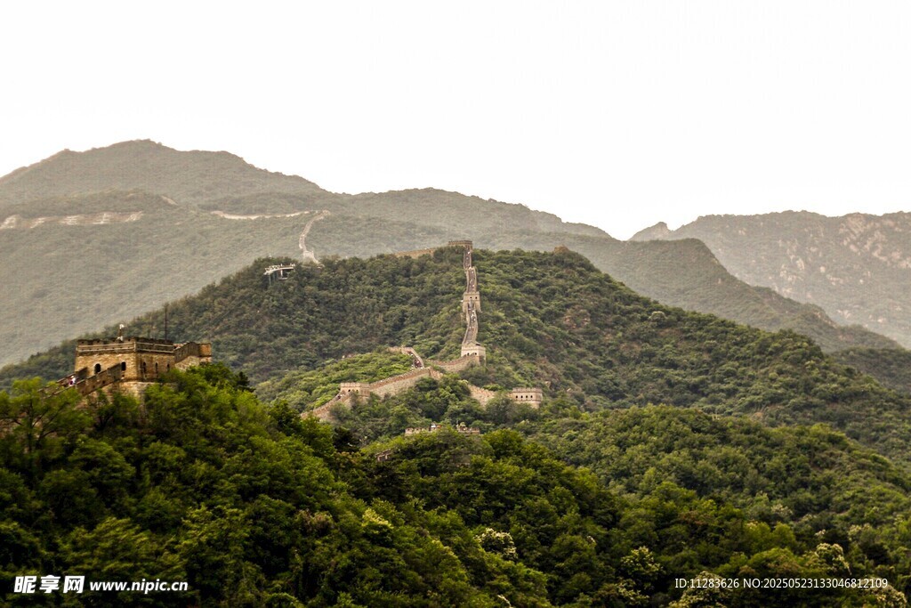 壮丽长城蜿蜒于青山间
