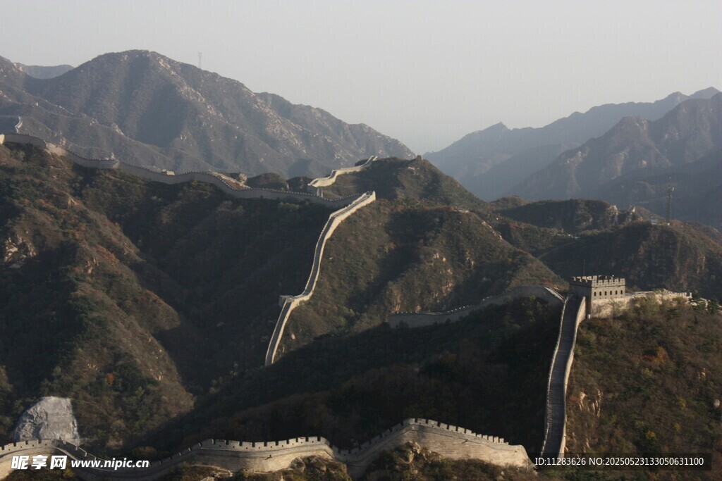 壮丽长城蜿蜒于山峦间