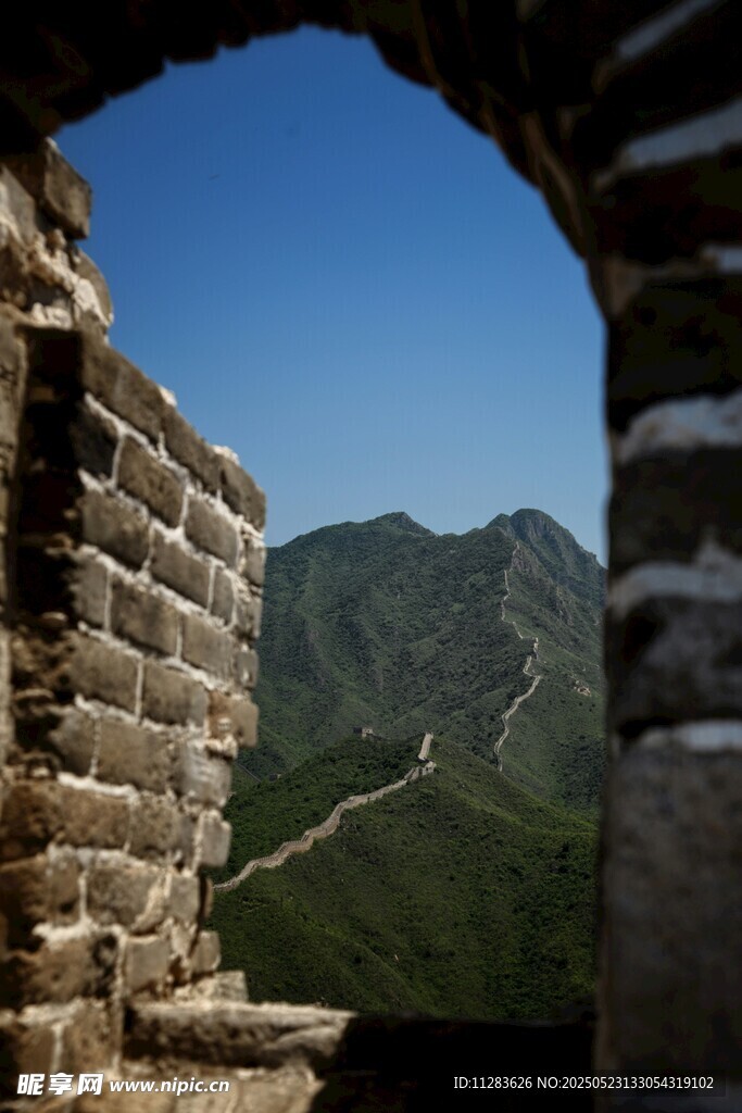 透过古长城拱门望壮丽山峦