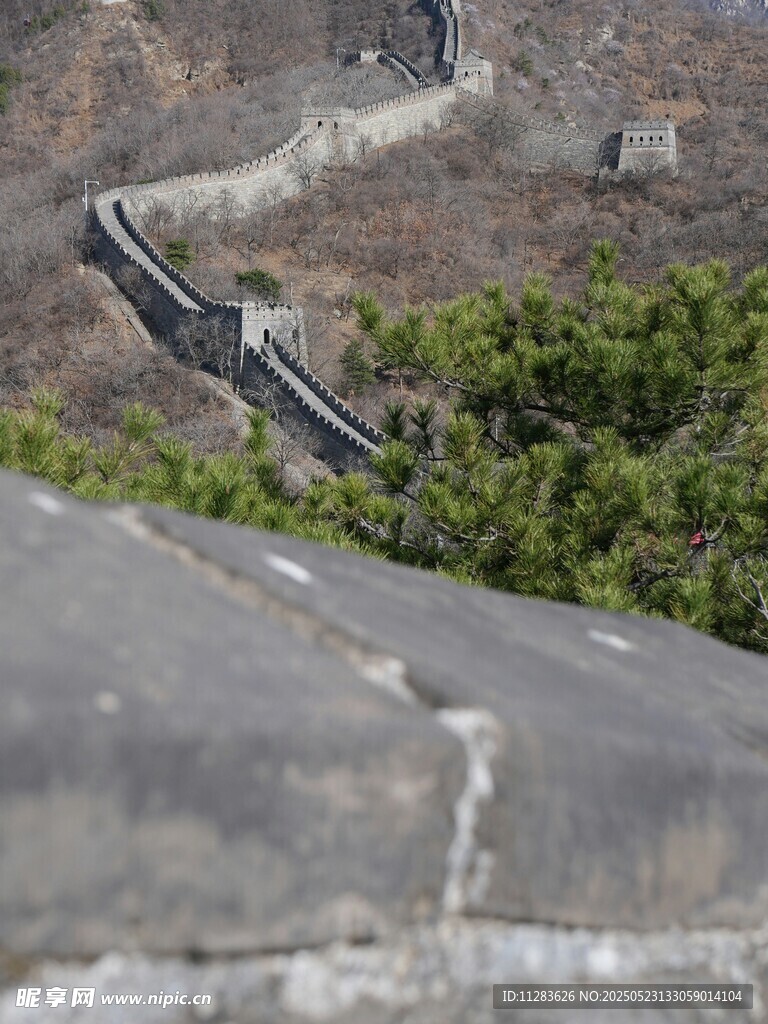 俯瞰蜿蜒长城壮丽景色