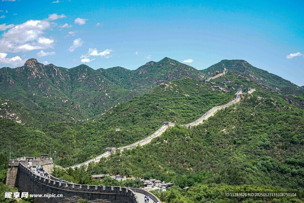 俯瞰雄伟长城与青山