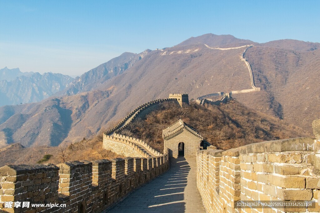 壮丽长城蜿蜒于山峦之间