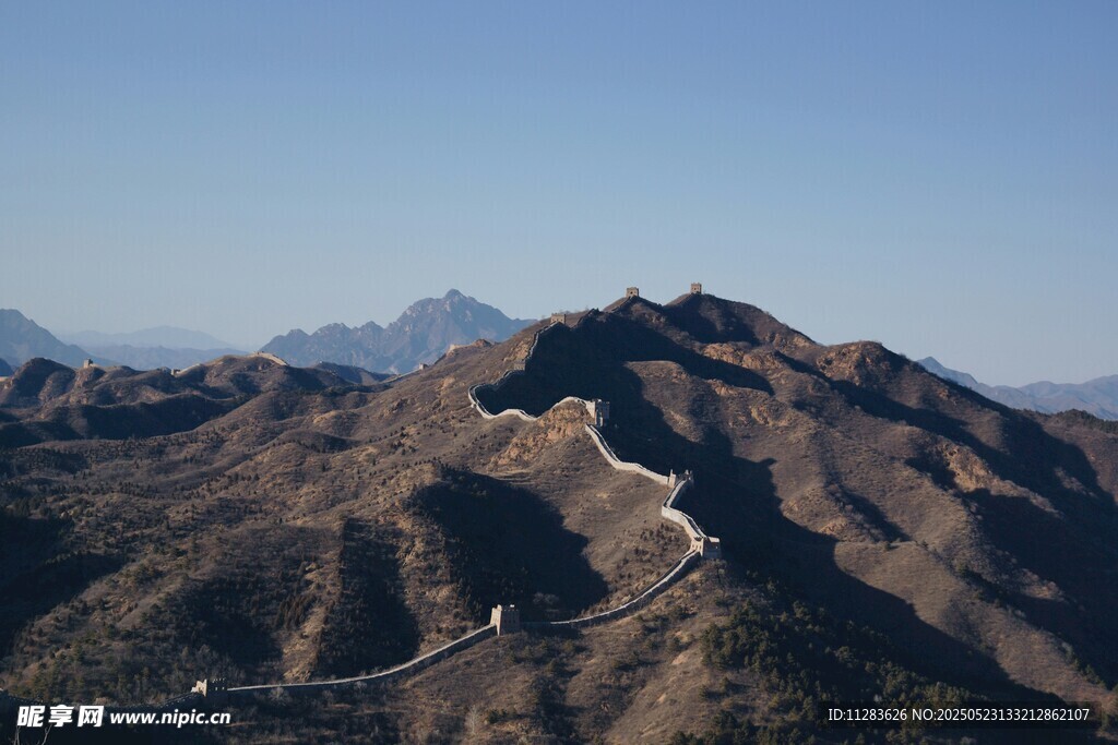 壮丽长城蜿蜒于山峦间