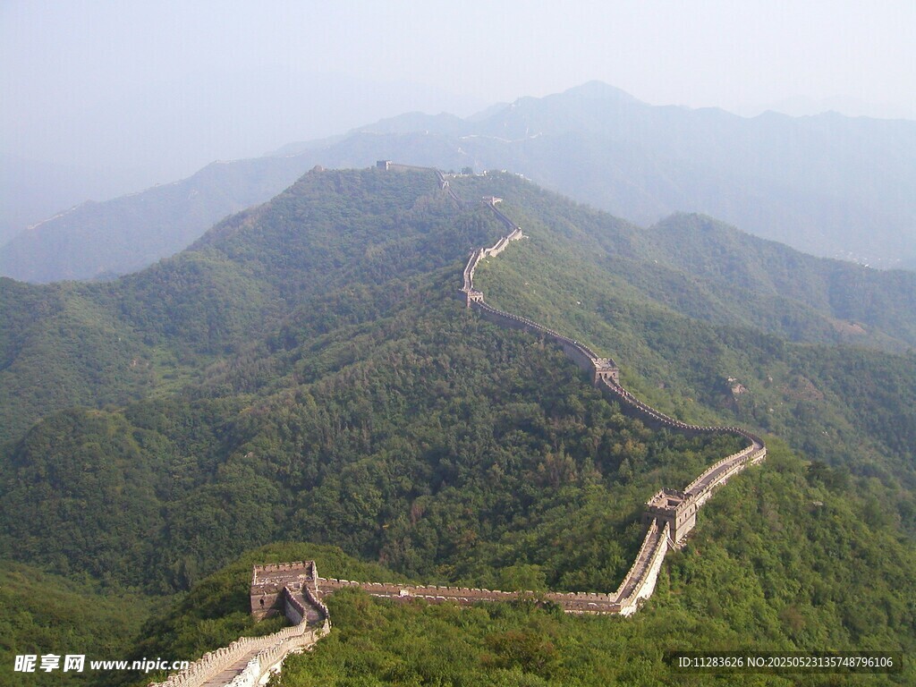 壮丽长城蜿蜒于青山间