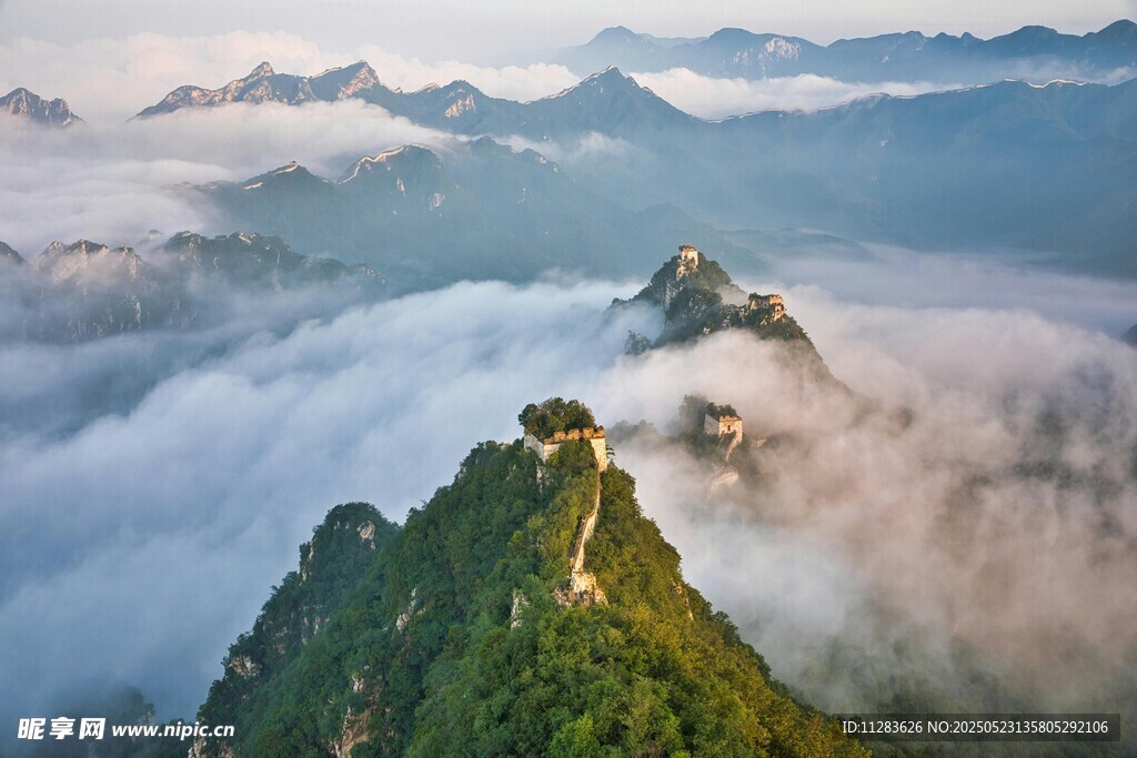云海中的巍峨山峰
