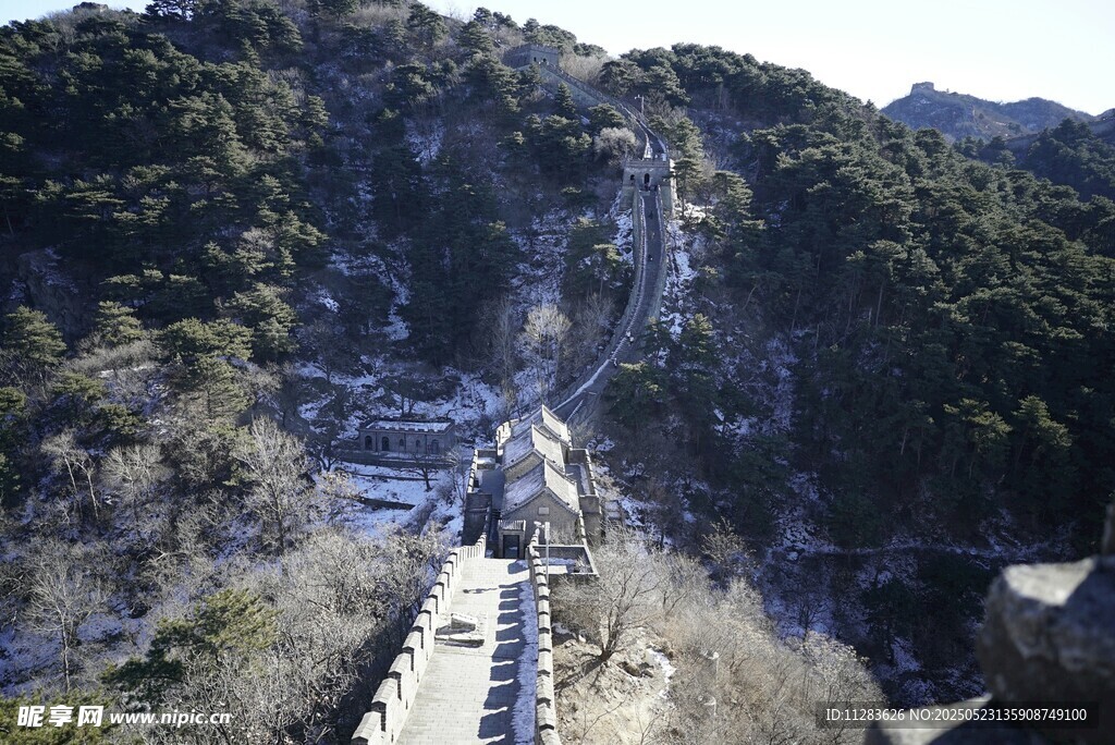 俯瞰蜿蜒山间步道美景