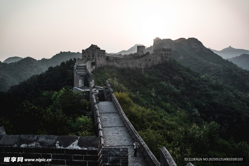 壮丽长城蜿蜒于山峦之间