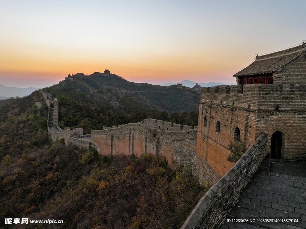 夕阳下的古老长城美景