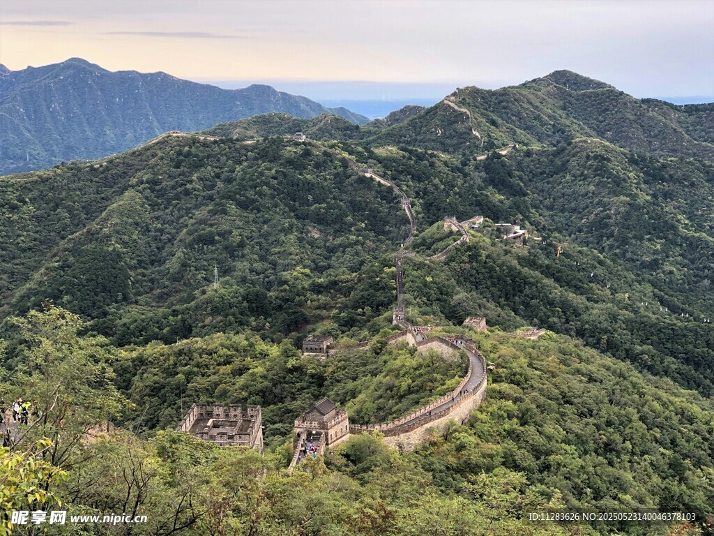 俯瞰蜿蜒于山峦的长城