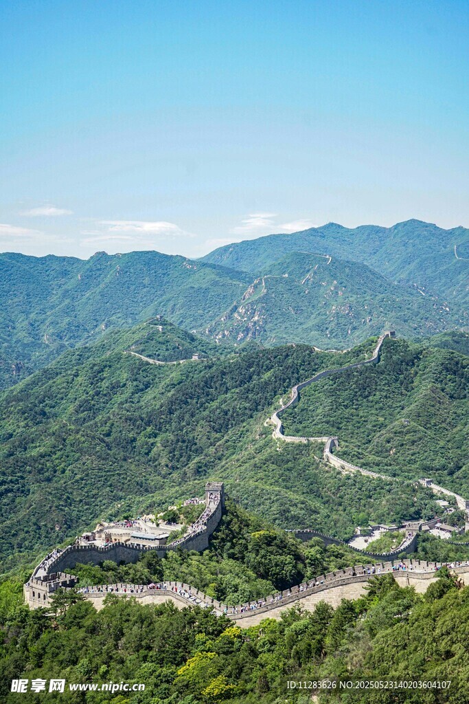 壮丽长城蜿蜒于青山之间
