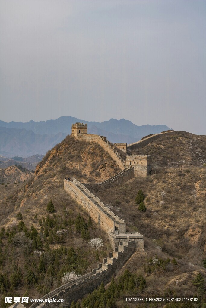 壮丽长城蜿蜒于山峦之间