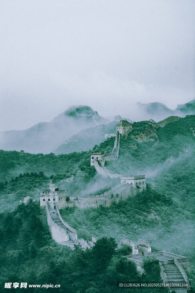 云雾缭绕中的壮美长城